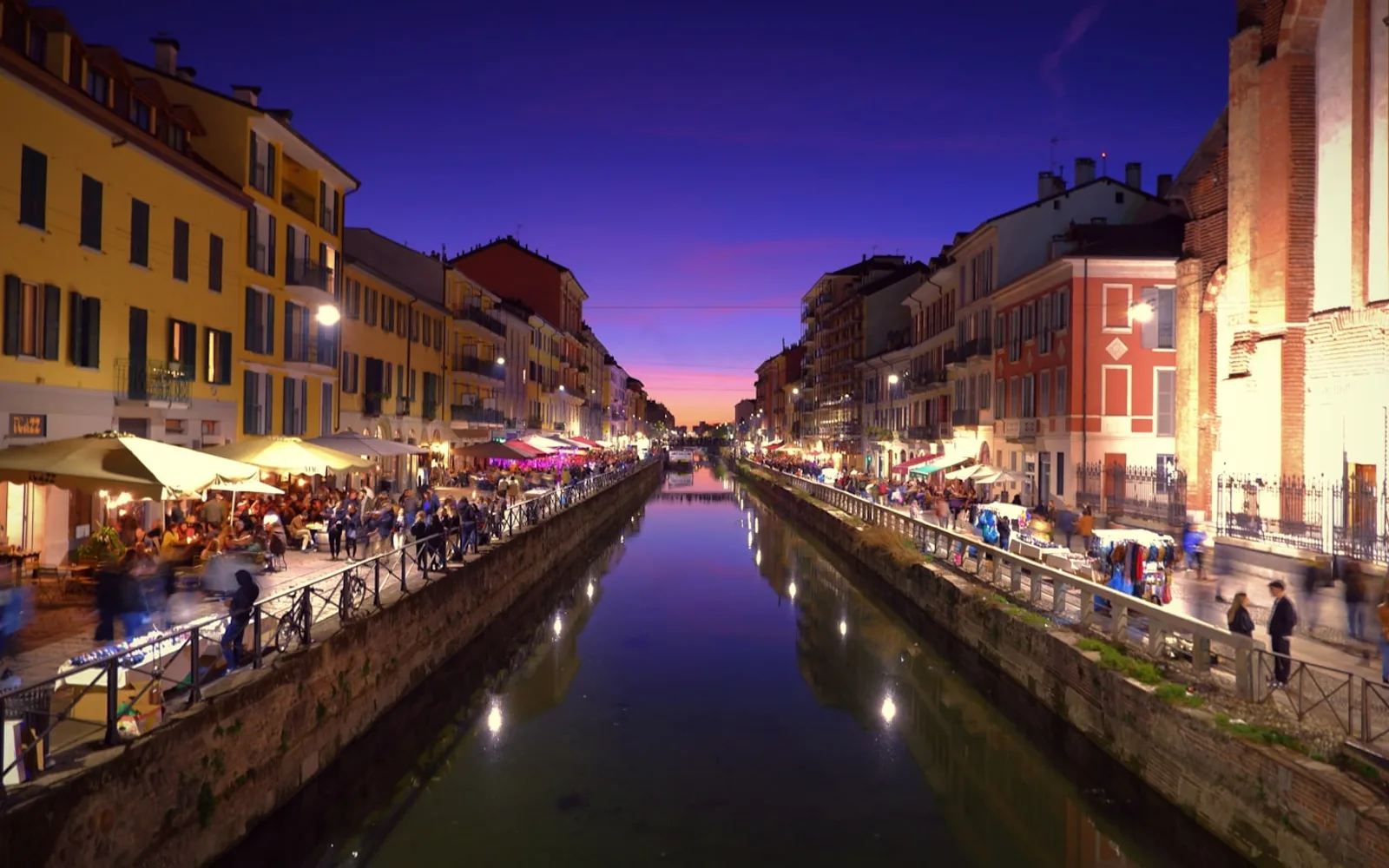 Il canale dei Navigli a Milano con i palazzi colorati lungo la ripa.